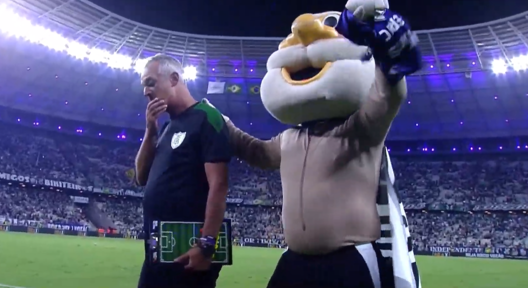 Lisca, do América, é ovacionado pela torcida do Ceará e se emociona no Castelão