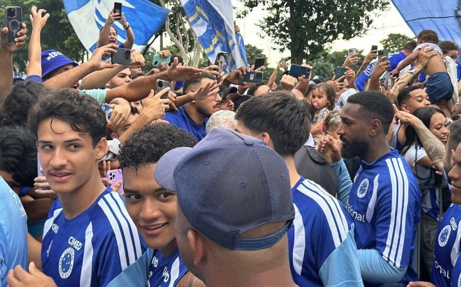 Jogadores do Cruzeiro e Pedrinho se encontram com torcida antes de decisão com Atlético
