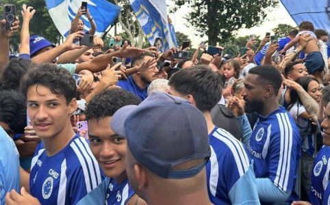 Jogadores do Cruzeiro cumprimentam torcedores na Toca II antes da final do Mineiro 2026 contra o Atlético