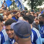 Jogadores do Cruzeiro e Pedrinho se encontram com torcida antes de decisão com Atlético
