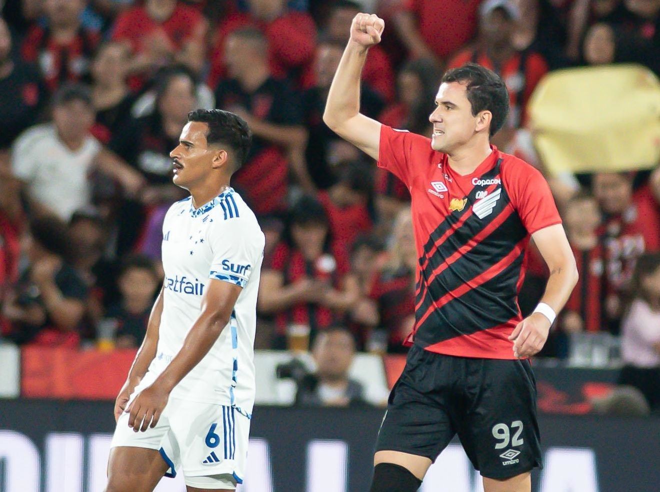 Com reservas e expulsão-relâmpago, Cruzeiro é goleado pelo Athletico-PR no Brasileiro