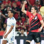 Com reservas e expulsão-relâmpago, Cruzeiro é goleado pelo Athletico-PR no Brasileiro