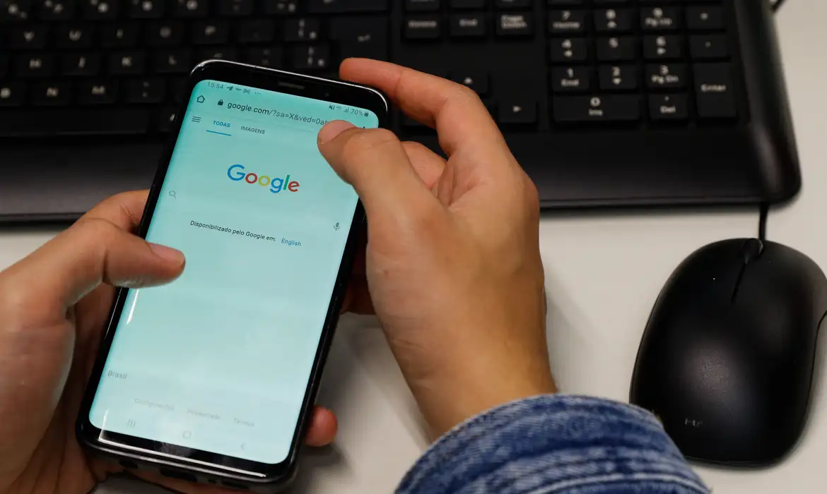 Alesp aprova projeto de lei que proíbe uso de celular em escolas públicas e particulares do estado