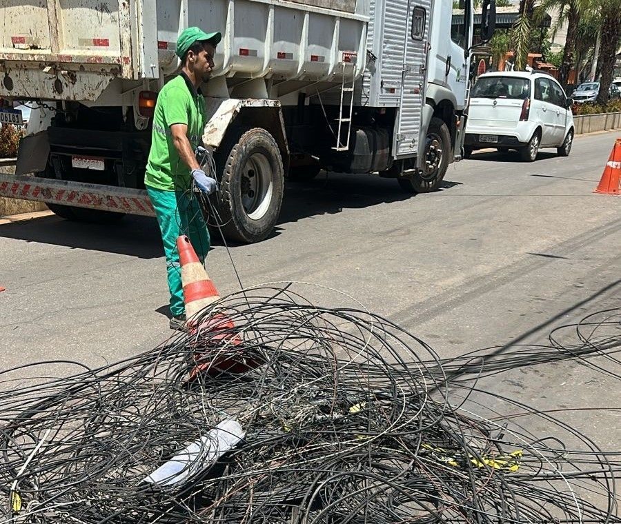 Cemig retira 63 toneladas de fios irregulares de postes em Minas