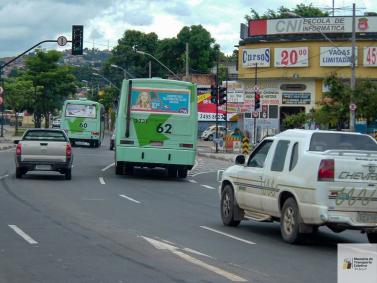 Ônibus 60 e 62 na Avenida Vilarinho em 2003
