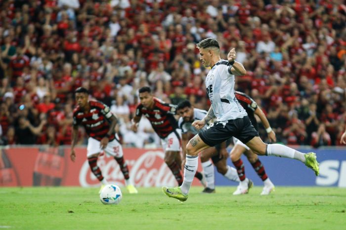 Heredia, de pênalti, abre o placar para o Central Córdoba contra o Flamengo no Maracanã