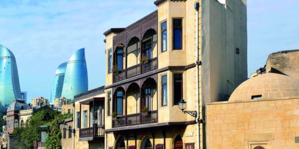 Flame Towers e Cidade Antiga.jpg