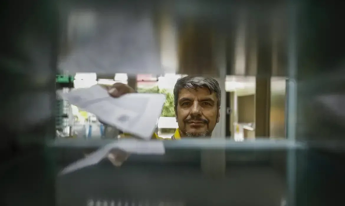 Governo inicia projeto para 'levar CEP' para periferias; entenda
