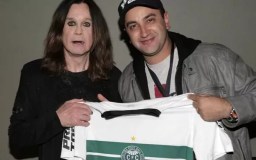 Ozzy com camisa personalizada do Coritiba