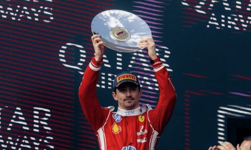 Charles Leclers com troféu de terceiro lugar no GP da Austrália 2026