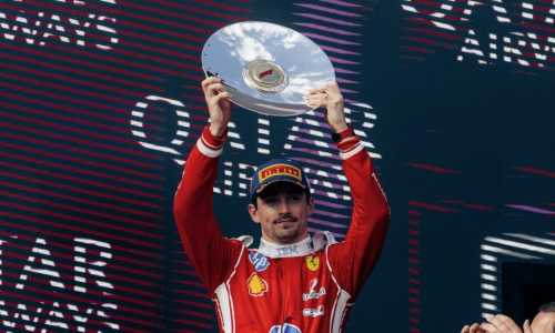 Charles Leclers com troféu de terceiro lugar no GP da Austrália 2026