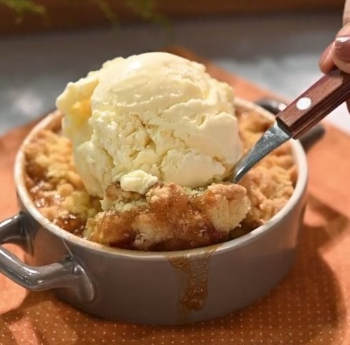 Crumble de maçã com uma bola de sorvete de creme por cima 