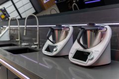 Os participantes competirão em três cozinhas empilhadas, sendo a mais privilegiada a do topo, a do meio é a mediana e a de baixo, que é a do porão, terá recursos limitados