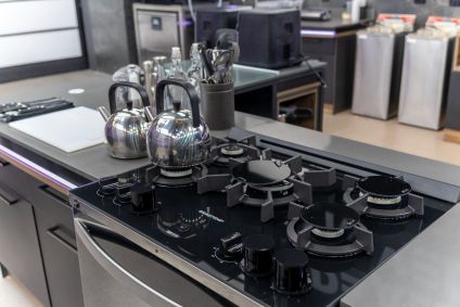 Os participantes competirão em três cozinhas empilhadas, sendo a mais privilegiada a do topo, a do meio é a mediana e a de baixo, que é a do porão, terá recursos limitados