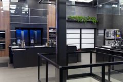 Os participantes competirão em três cozinhas empilhadas, sendo a mais privilegiada a do topo, a do meio é a mediana e a de baixo, que é a do porão, terá recursos limitados