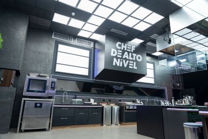 Os participantes competirão em três cozinhas empilhadas, sendo a mais privilegiada a do topo, a do meio é a mediana e a de baixo, que é a do porão, terá recursos limitados