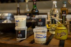 Os participantes competirão em três cozinhas empilhadas, sendo a mais privilegiada a do topo, a do meio é a mediana e a de baixo, que é a do porão, terá recursos limitados