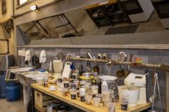 Os participantes competirão em três cozinhas empilhadas, sendo a mais privilegiada a do topo, a do meio é a mediana e a de baixo, que é a do porão, terá recursos limitados