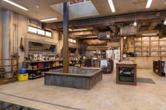 Os participantes competirão em três cozinhas empilhadas, sendo a mais privilegiada a do topo, a do meio é a mediana e a de baixo, que é a do porão, terá recursos limitados