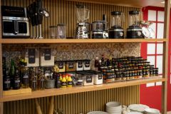 Os participantes competirão em três cozinhas empilhadas, sendo a mais privilegiada a do topo, a do meio é a mediana e a de baixo, que é a do porão, terá recursos limitados