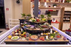 Os participantes competirão em três cozinhas empilhadas, sendo a mais privilegiada a do topo, a do meio é a mediana e a de baixo, que é a do porão, terá recursos limitados