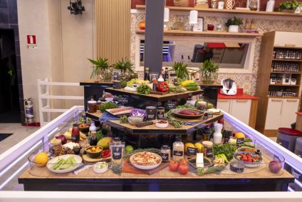 Os participantes competirão em três cozinhas empilhadas, sendo a mais privilegiada a do topo, a do meio é a mediana e a de baixo, que é a do porão, terá recursos limitados