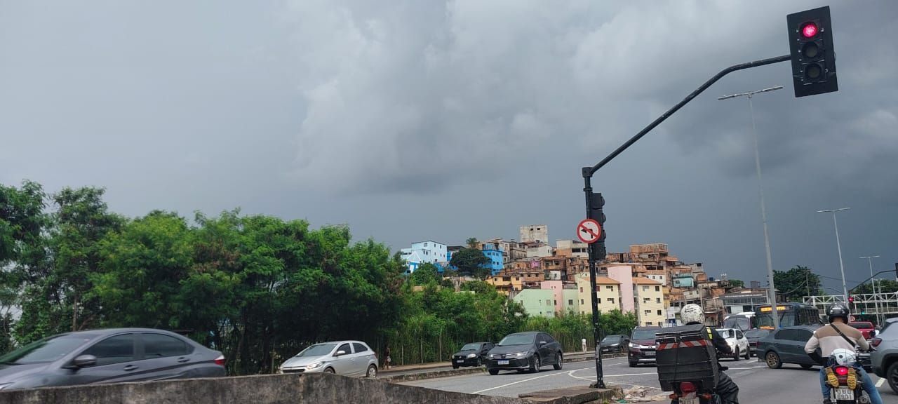 Defesa Civil de BH alerta para rajadas de chuva com raios nesta terça (17)
