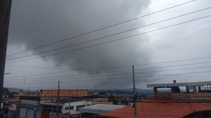 Chuva forte alaga ruas e coloca seis regionais de BH em risco geológico; veja quais