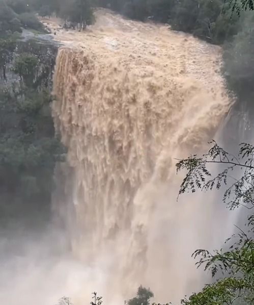 Em um vídeo foi possível ver o grande volume de água da enxurrada que transformou o rio em um corredor de água barrenta.