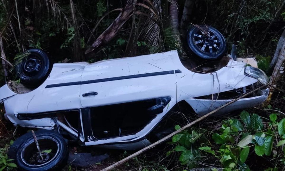 Sob chuva, motorista perde direção e carro cai em barranco na MG-353 em Juiz de Fora