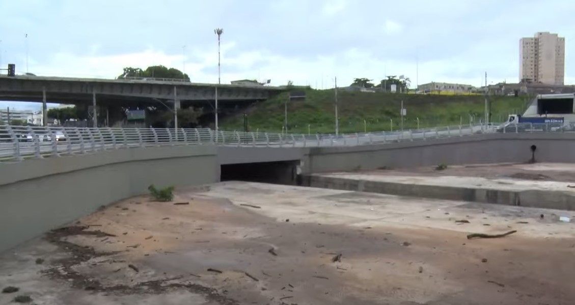 Após bacia de contenção da Vilarinho transbordar, moradores e comerciantes contabilizam prejuízo