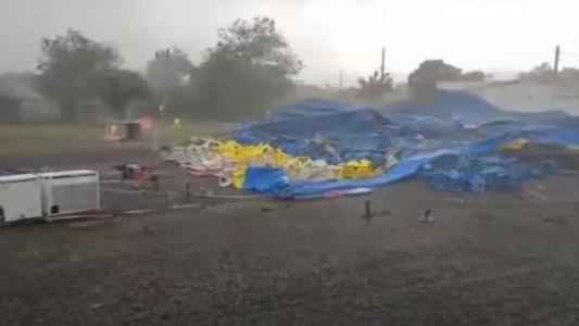 Em apenas uma hora choveu o esperado para sete dias, o suficiente para arrastar carros, alagamentos, derrubar árvores e muros e parar o trânsito. Apesar dos prejuízos material e transtornos, não houve registro de feridos.
