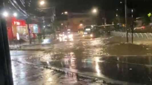 Em apenas uma hora choveu o esperado para sete dias, o suficiente para arrastar carros, alagamentos, derrubar árvores e muros e parar o trânsito. Apesar dos prejuízos material e transtornos, não houve registro de feridos.