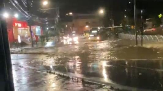 Em apenas uma hora choveu o esperado para sete dias, o suficiente para arrastar carros, alagamentos, derrubar árvores e muros e parar o trânsito. Apesar dos prejuízos material e transtornos, não houve registro de feridos.