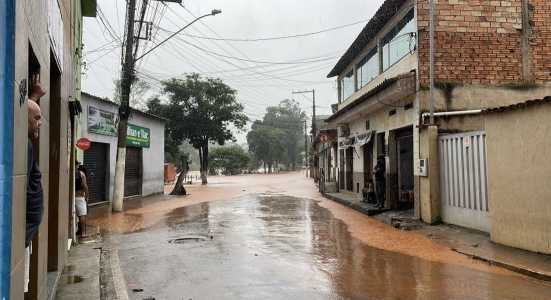 Em apenas uma hora choveu o esperado para sete dias, o suficiente para arrastar carros, alagamentos, derrubar árvores e muros e parar o trânsito. Apesar dos prejuízos material e transtornos, não houve registro de feridos.