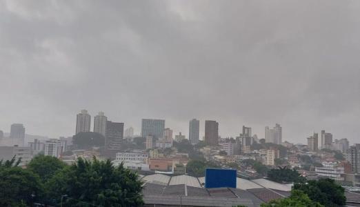 Em apenas uma hora choveu o esperado para sete dias, o suficiente para arrastar carros, alagamentos, derrubar árvores e muros e parar o trânsito. Apesar dos prejuízos material e transtornos, não houve registro de feridos.