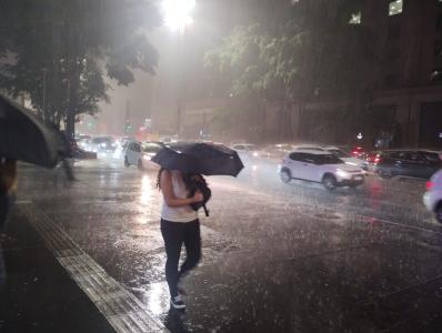Chuva forte deixa uma pessoa desaparecida na Grande São Paulo | CNN Brasil