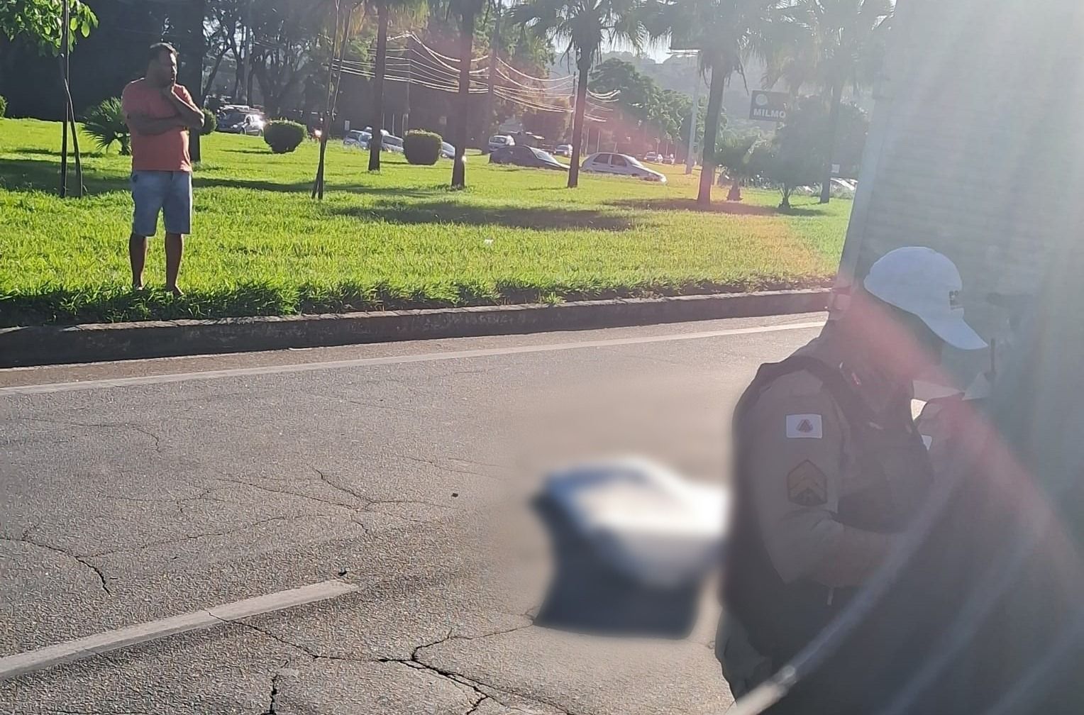 Motociclista perde a vida após bater na traseira de caminhão