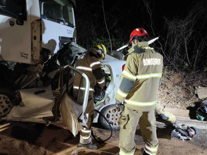 Cinco pessoas morrem após carro bater de frente com caminhão-tanque no Norte de MG