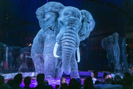 Elefnte formado de luzes em circo que não usa animais nas apresentações