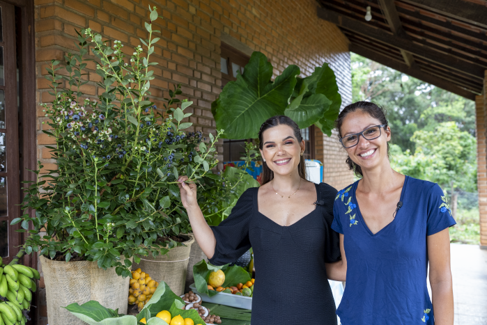 Clara Senra visita produção de mirtilo de Elen Moreira, em Esmeraldas (MG)