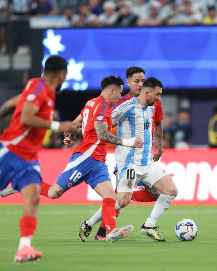 Messi atuou durante os 90 minutos na partida contra o Chile nesta última terça-feira (25)