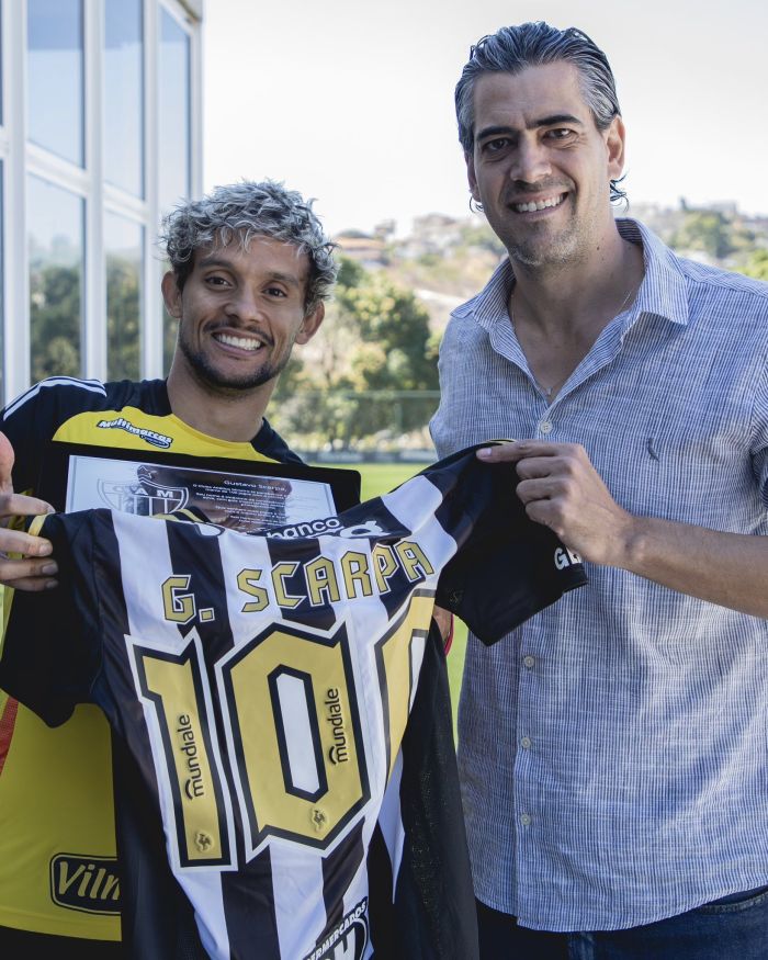 Gustavo Scarpa foi homenageado pelos 100 jogos com a camisa do Atlético