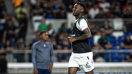 Patrick de Paula durante aquecimento do Remo para a partida contra o Fluminense