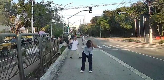 Janair aparece em imagens desembarcando do ônibus e muito nervosa.