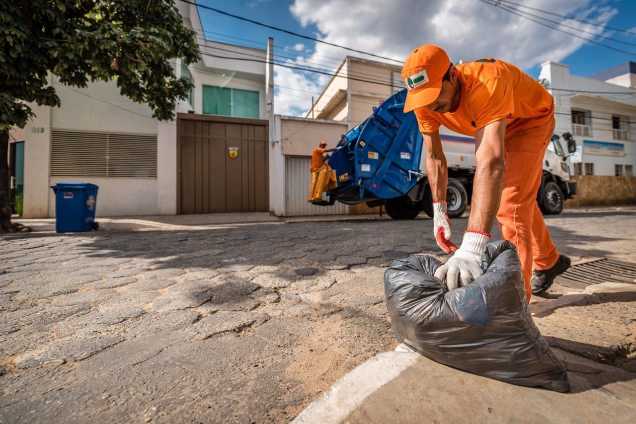 Após reclamações de moradores, nova empresa de limpeza urbana inicia atividades em Coronel Fabriciano