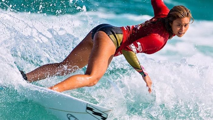 Coletivos e escolas de surf femininos: presença de mulheres no esporte