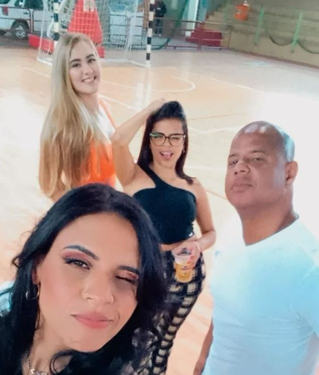 Taís publicou foto com Marcelinho e amigas em 'confraternização da firma'