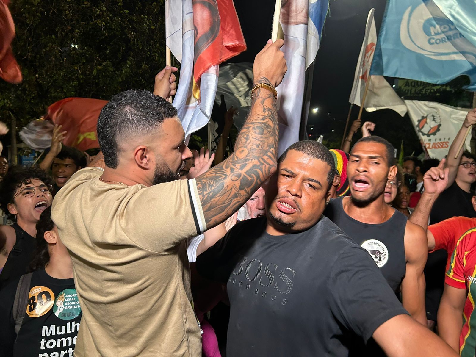 Vídeo: apoiadores de Indira Xavier (UP) protestam na porta da Globo e entram em confronto com eleitores de Fuad