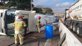 Equipe do Corpo de Bombeiros usando espuma para diminuir o risco de explosão de caminhão no Anel Rodoviário.